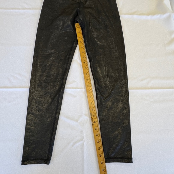 OFFLINE By Aerie Hugger Crackle Crossover Legging Black Size M - Picture 10 of 11